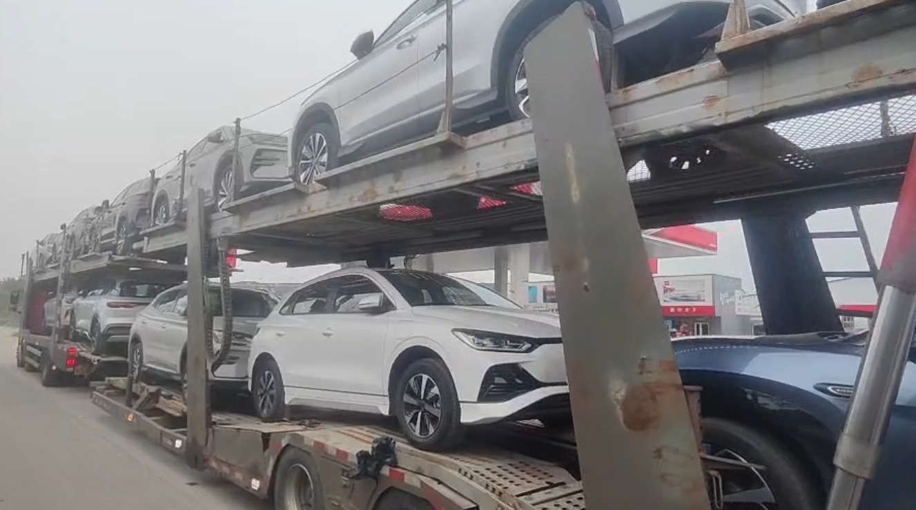 Ten new energy vehicles are on their way to the port Ten new energy vehicles are on their way to the port