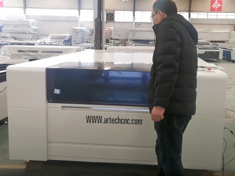 Enclosed Fiber Laser Cutting Machine