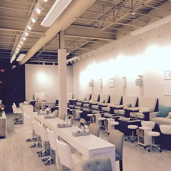 A case of cooperation between our nail furniture and a nail salon in the Britain