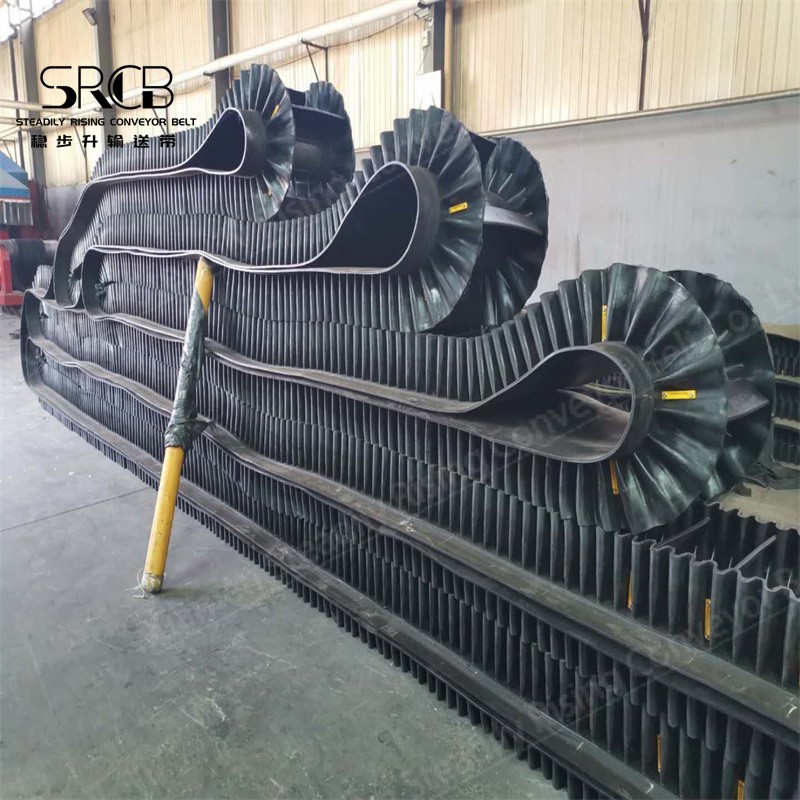 Steep inclined conveyor belt