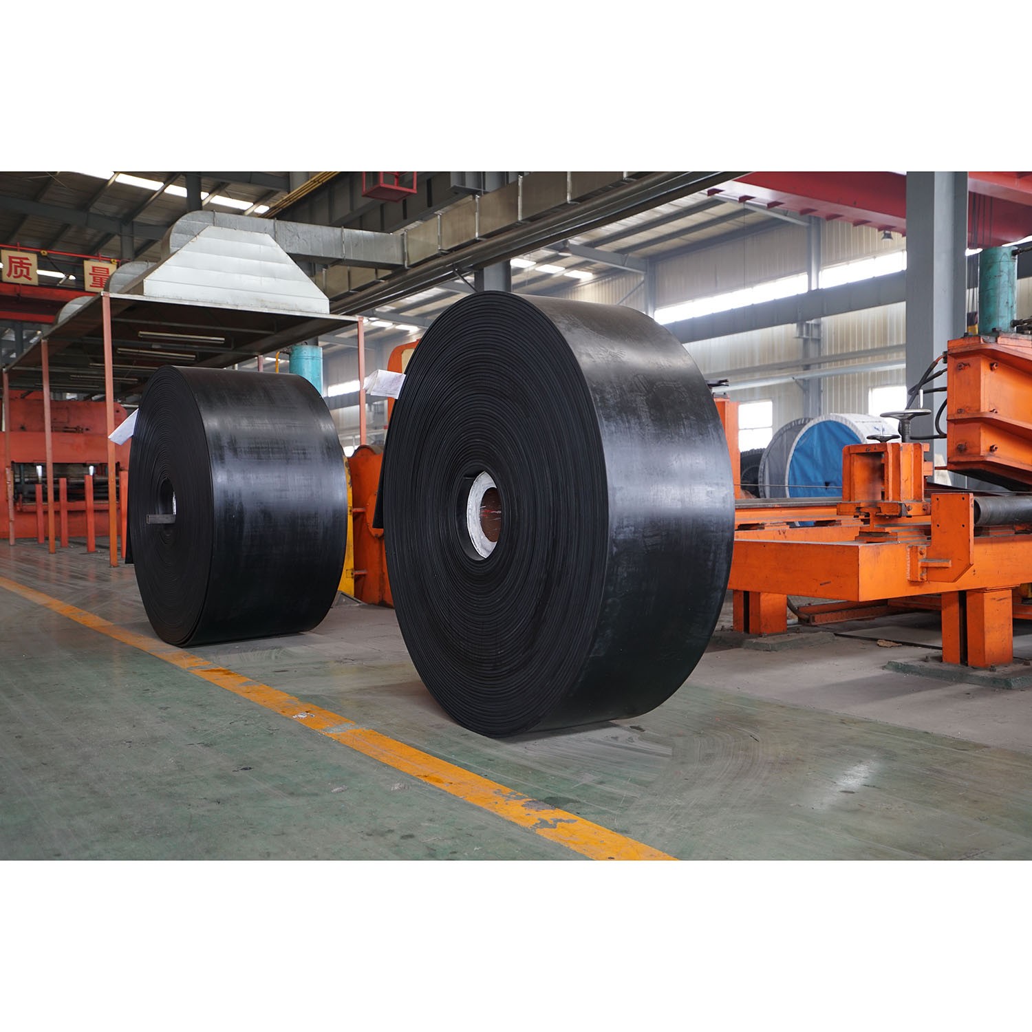 Oil resistant conveyor belt
