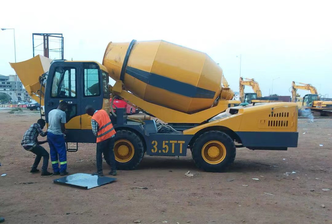 Mobile self-loading concrete mixer