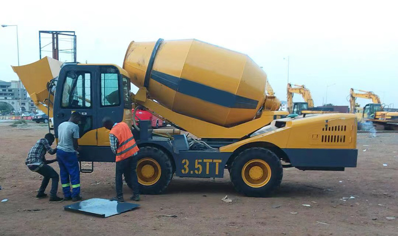 Mobiler selbstladender Betonmischer ausgeliefert