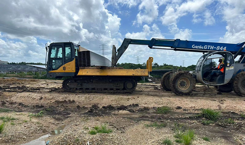 Tombereau sur chenilles de 6 tonnes travaillant à Brail pour la commande de sentiers.