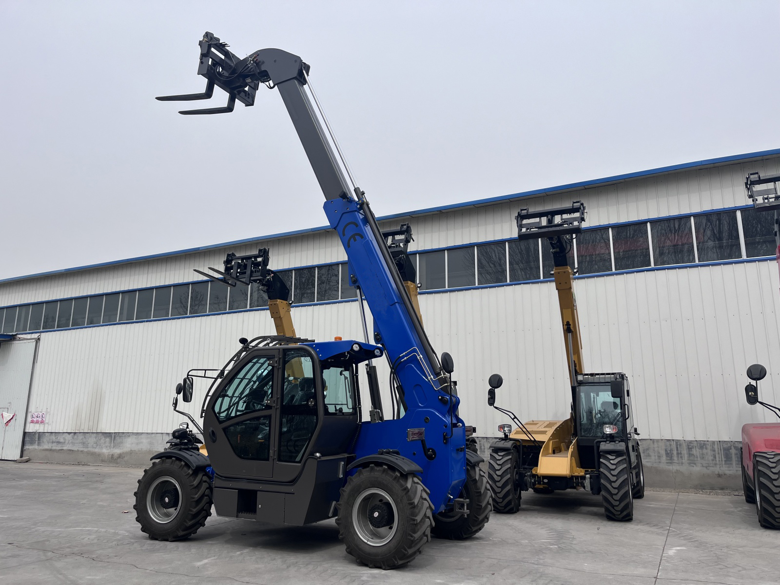 Ang telescopic telehandler ay isang multi-purpose forklift loader na may off-road performance