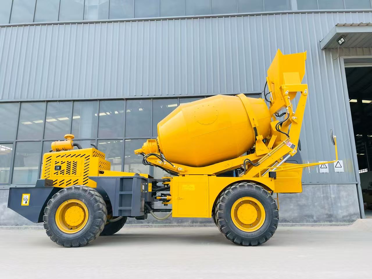 เครื่องผสมคอนกรีตซีเมนต์โหลดเอง 2.5 M3