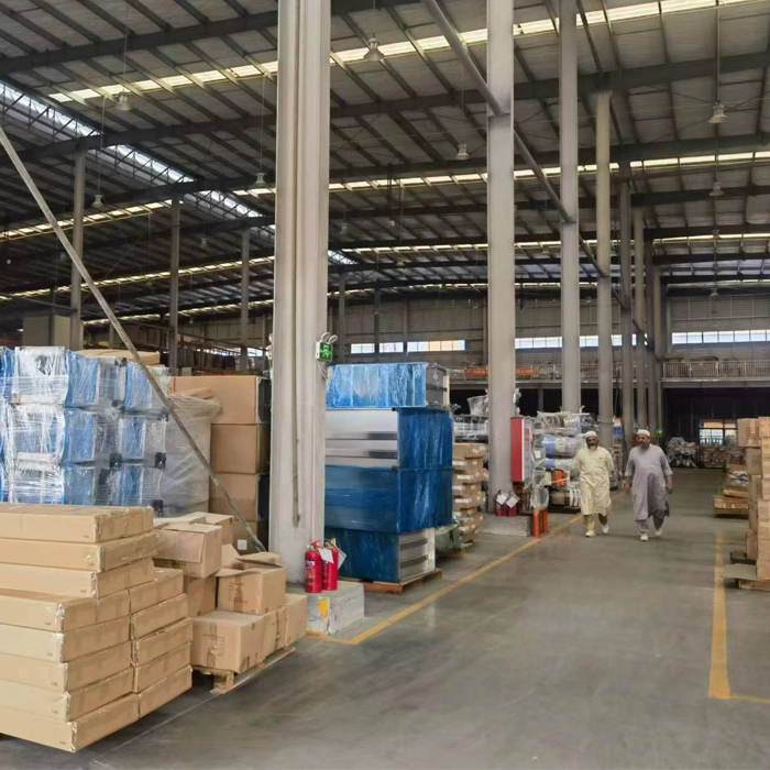 Ang mga dayuhang customer ay bumibisita sa pabrika