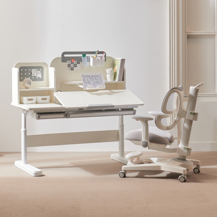 Bàn học trẻ em tiện dụng có cần thiết không?