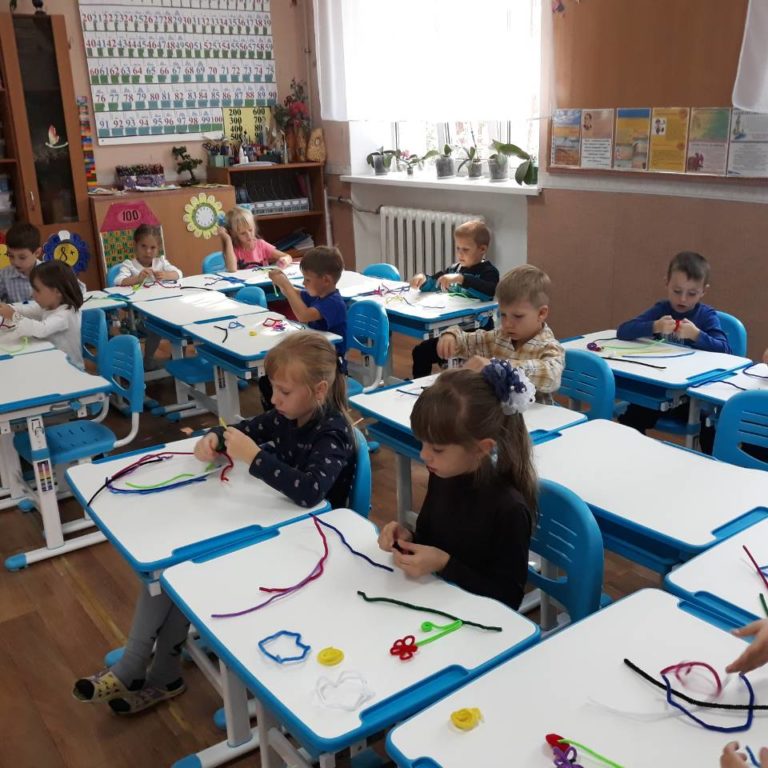 Bàn ghế trẻ em có thể điều chỉnh độ cao của chúng tôi trong trường hợp trường học quốc tế Ukraine