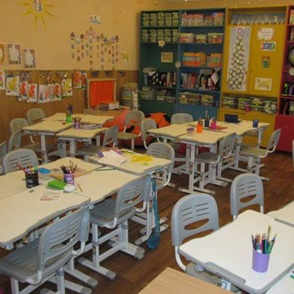 Bàn ghế học tập Ergofuns Ergonomics dành cho trẻ em ở trường học Nga