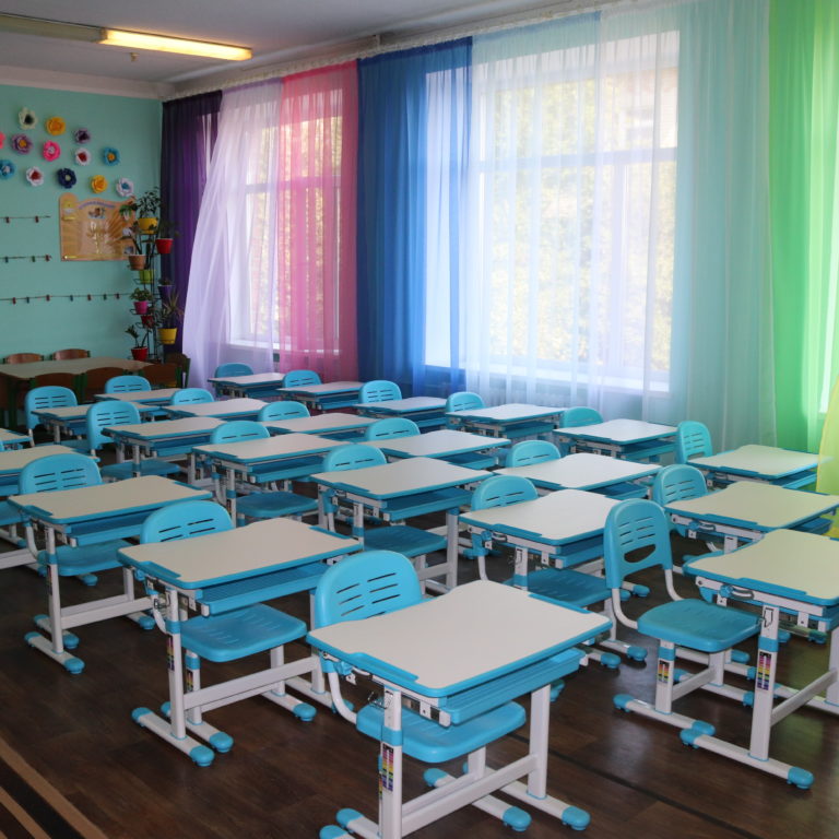 Bàn ghế học tập Ergofuns Kids trong trường học