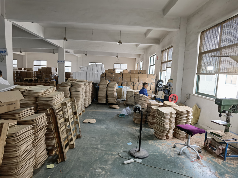 Khu vực ván gỗ cho ghế ngồi