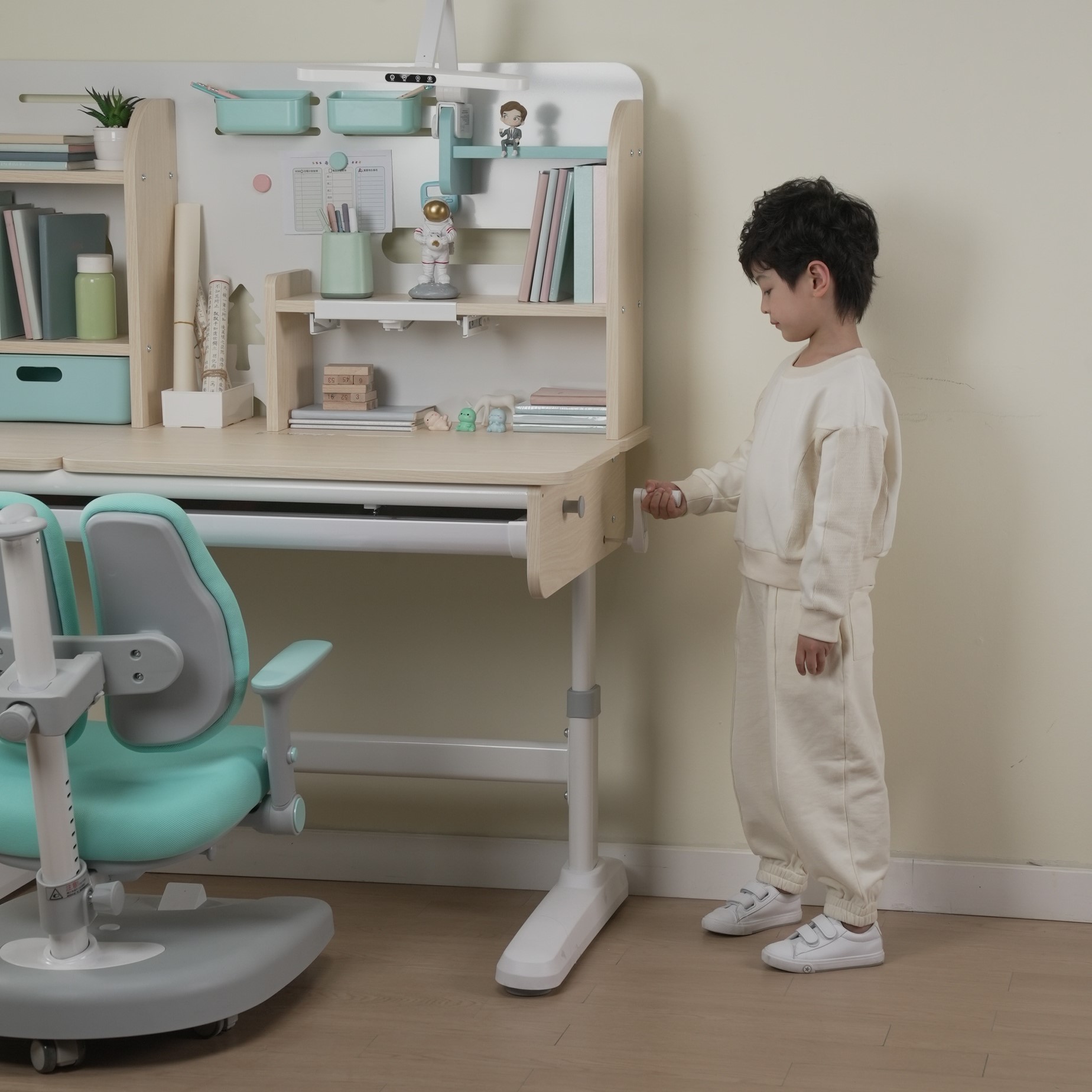 Thép cacbon trung bình: định hình lại sự hỗ trợ của bàn ghế công thái học cho trẻ em Thép cacbon trung bình: định hình lại sự hỗ trợ của bàn ghế công thái học cho trẻ em