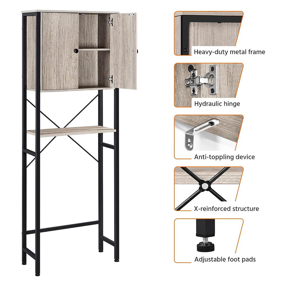 Estante del asiento del WC de madera y metal del cuarto de baño sobre el tenedor del soporte de la toalla del retrete