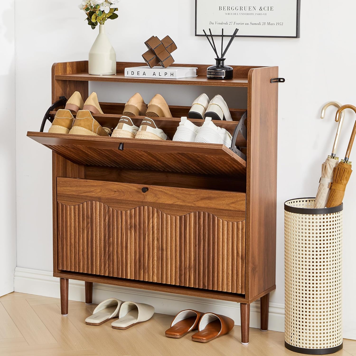 Funkcionalna shramba za čevlje v predsobi z vrhunsko leseno estetiko – zasnovana za globalne programe B2B pohištva