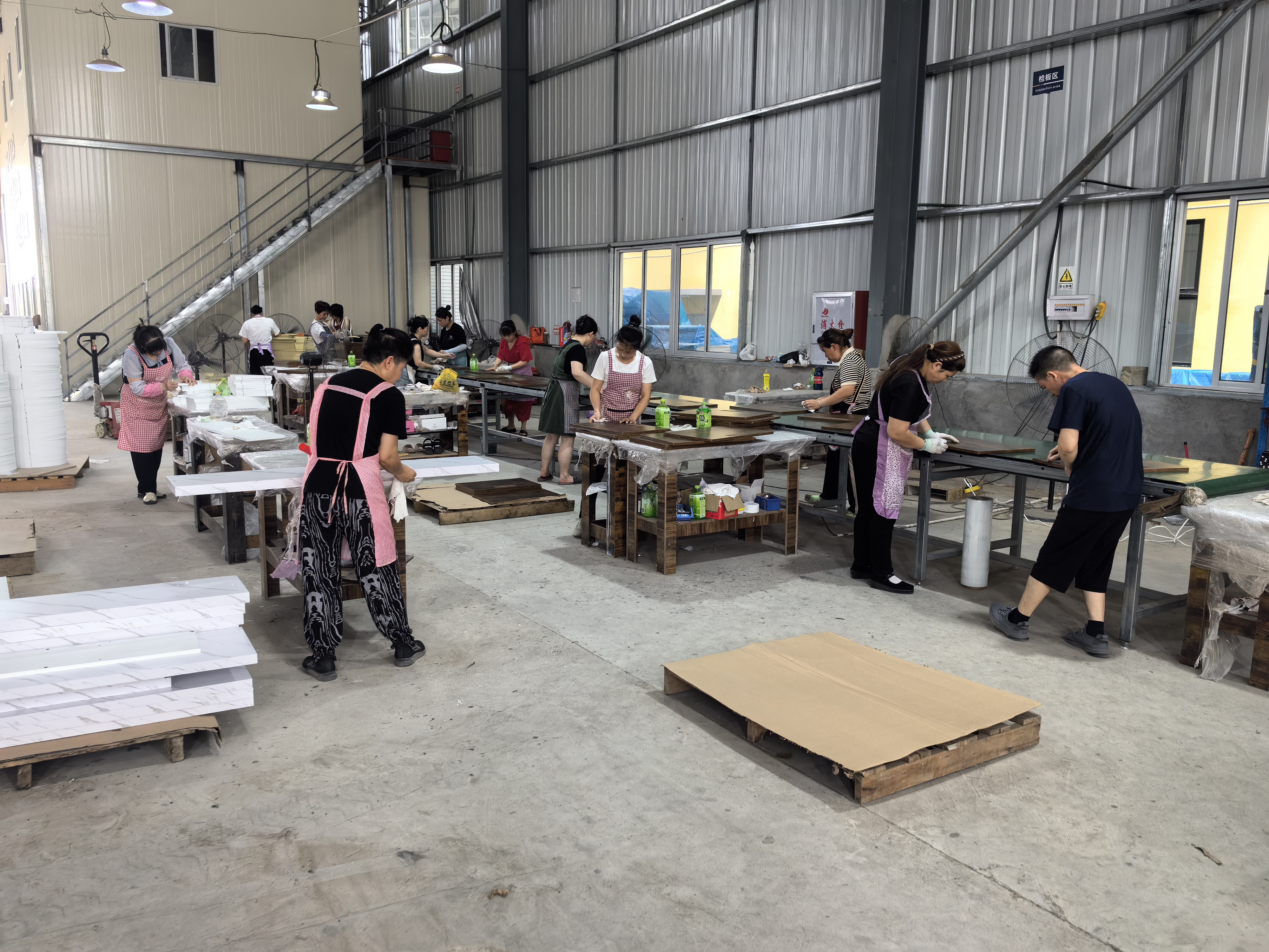 Czyszczenie i kontrola jakości desek drewnianych