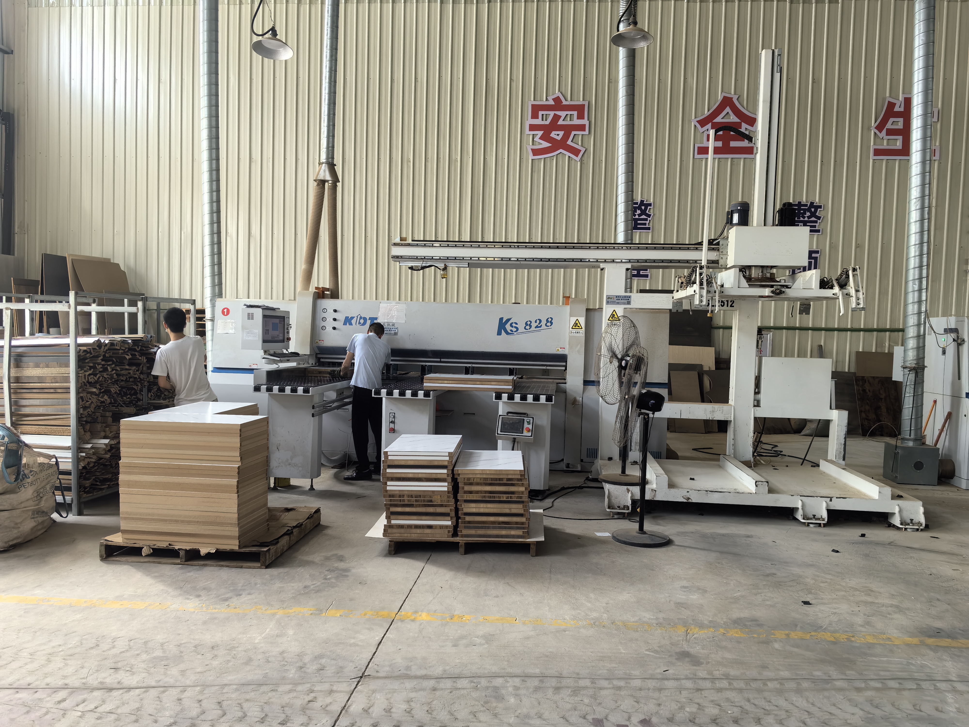 Proces cięcia deski drewnianej