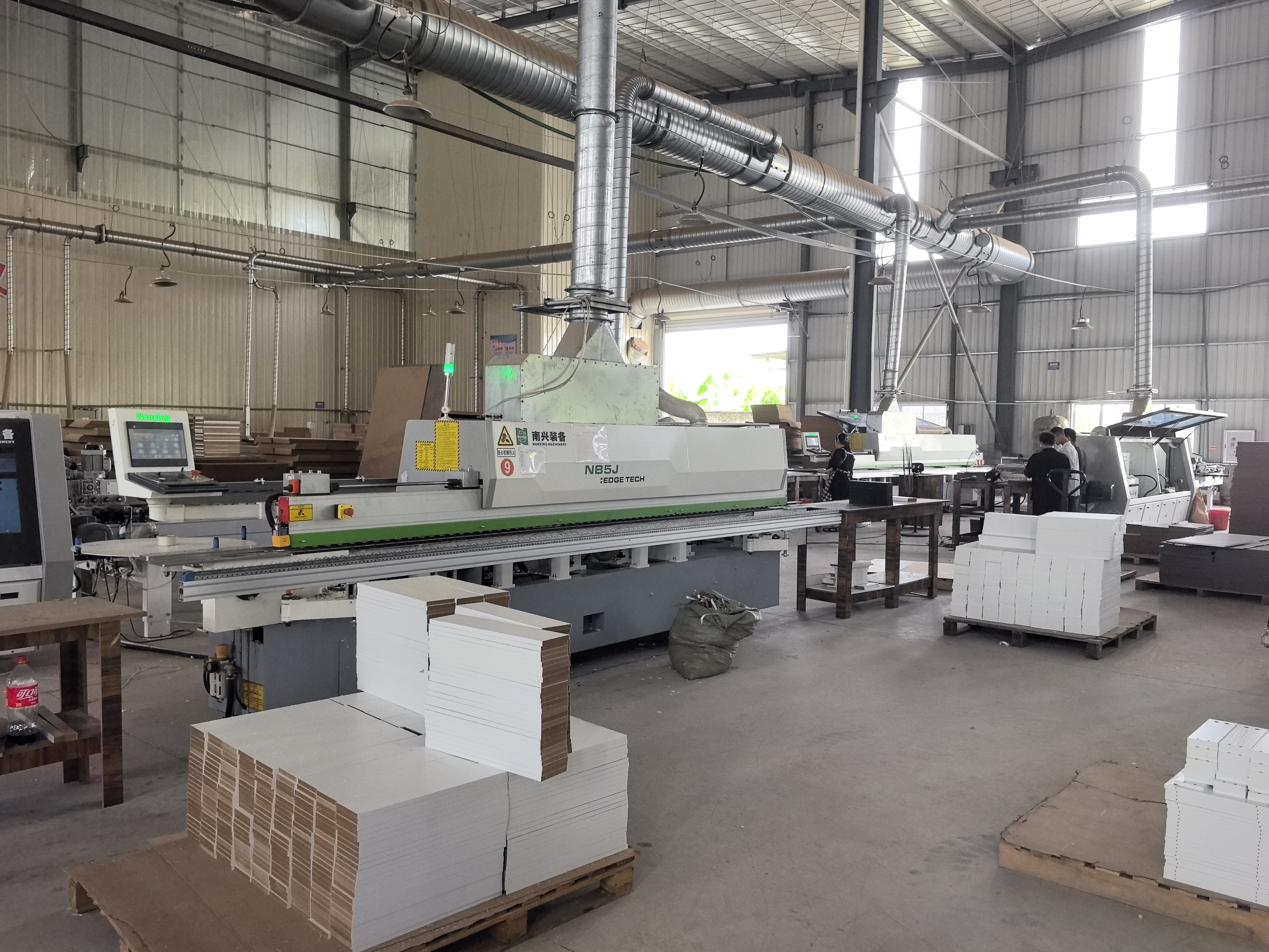 Proces oklejania krawędzi PVC