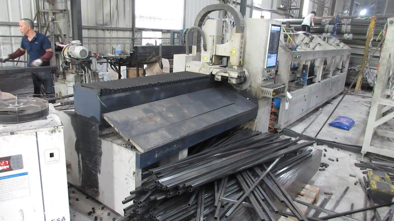 Máquina de corte en la producción de muebles: del tubo de acero al marco terminado. Máquina de corte en la producción de muebles: del tubo de acero al marco terminado.