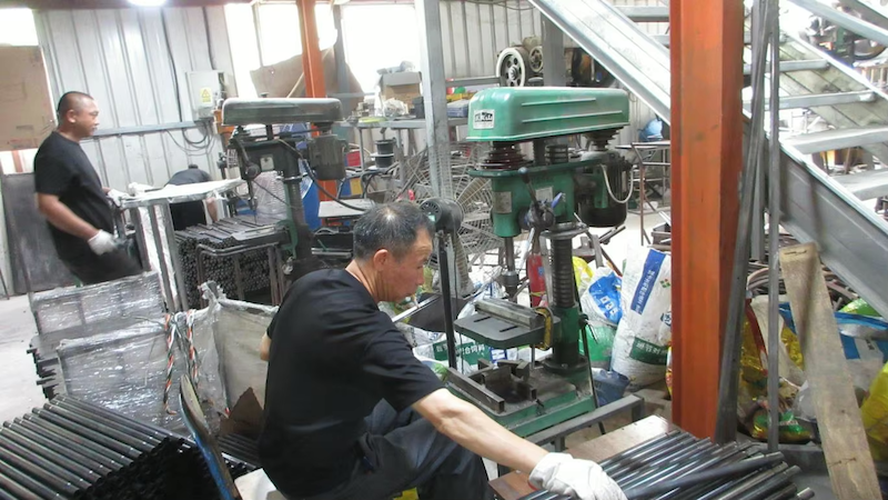 Proceso de perforación: Un pequeño paso que marca la diferencia en la producción de muebles. Proceso de perforación: Un pequeño paso que marca la diferencia en la producción de muebles.