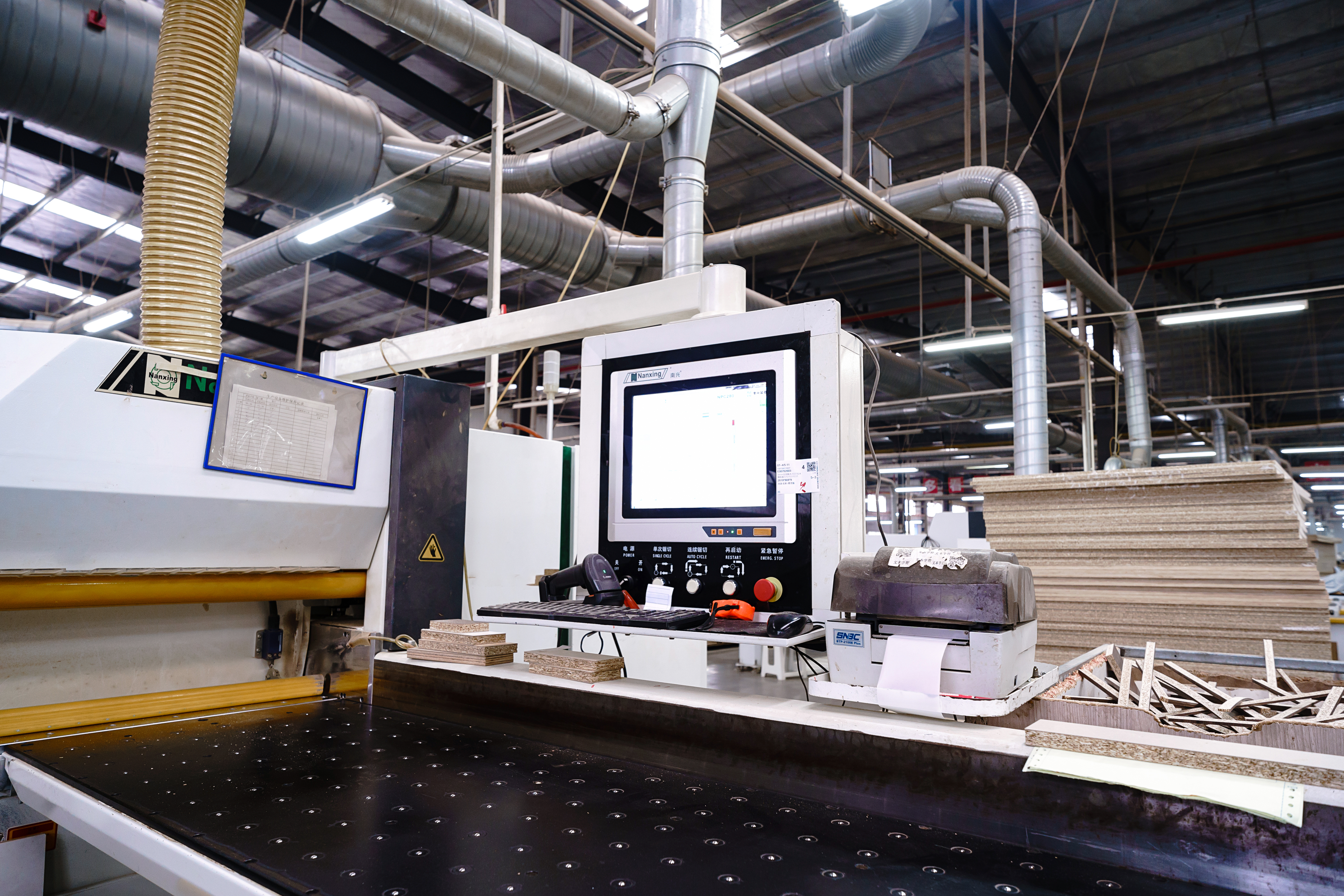 機械的に自動化して正確に生産します