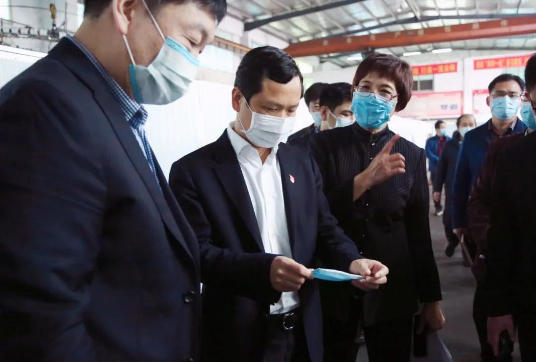 เลขาธิการพรรคเขตนำทีมตรวจสอบการป้องกันควบคุมโรคระบาด การกลับมาทำงานและการผลิตอีกครั้ง และความปลอดภัยของที่อยู่อาศัย