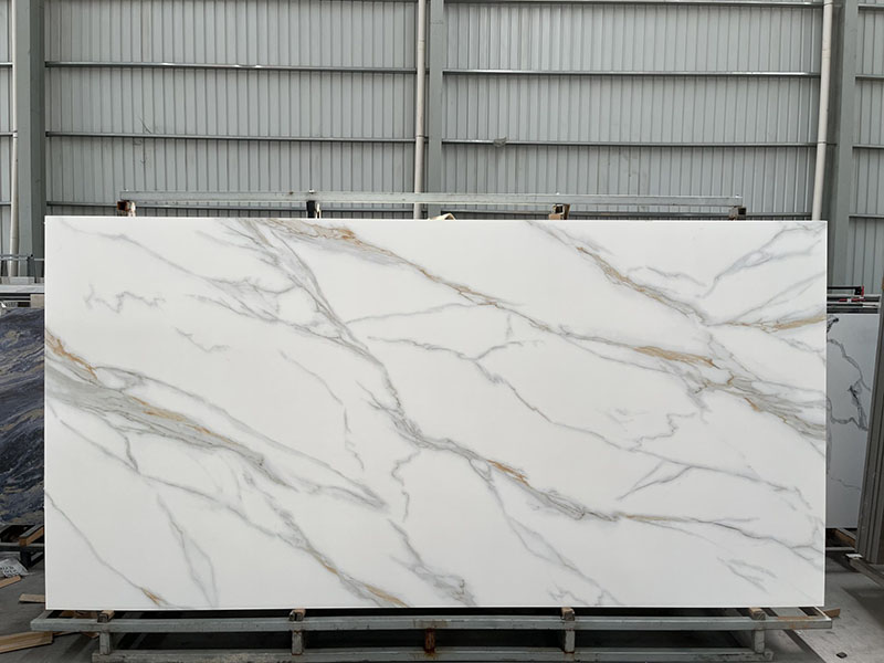 루이스 킹 대 칼라카타 골드: 어느 고급 표면이 승리할까?