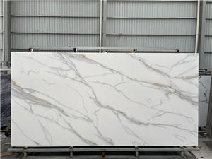 Louis King ou Calacatta Gold: qual superfície de luxo vence?