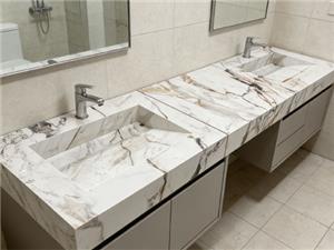 Werten Sie Ihre Badezimmer mit hochwertigen Arbeitsplatten aus Sinterstein auf.