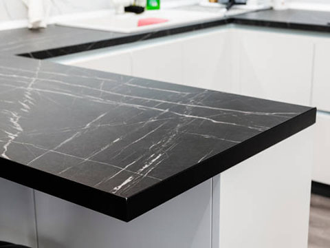 كم تبلغ تكلفة أسطح العمل المصنوعة من الحجر المتكلس في عام 2026؟ (دليل الأسعار الكامل)