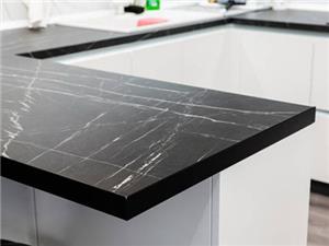 Koliko stanejo pulti iz sintranega kamna v letu 2026? (Popoln cenik)