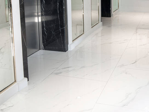 لماذا قد يكون الحجر الأبيض المتكلس أغلى مما تتوقع (تحليل كامل للتكلفة)