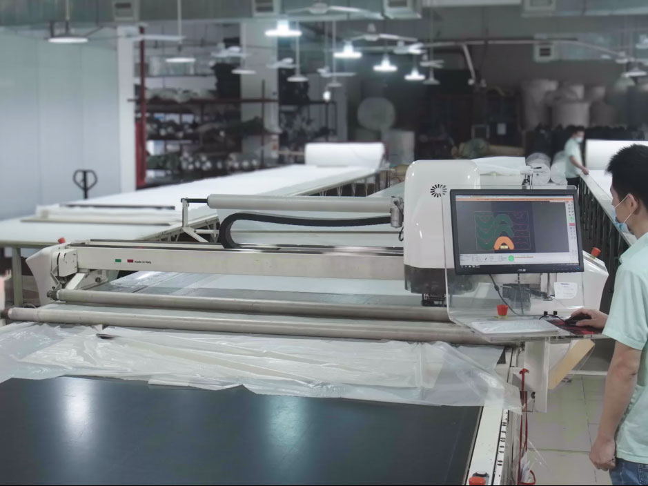 Computerized cutting bed