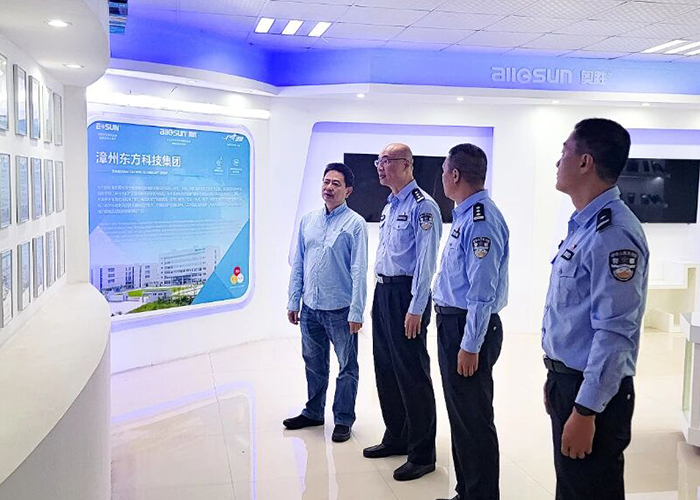 झांगझोऊ गश्ती विशेष पुलिस प्रमुखों ने पुलिस-उपकरण सहयोग पर चर्चा के लिए ईस्टर्न टेक्नोलॉजी ग्रुप का दौरा किया झांगझोऊ गश्ती विशेष पुलिस प्रमुखों ने पुलिस-उपकरण सहयोग पर चर्चा के लिए ईस्टर्न टेक्नोलॉजी ग्रुप का दौरा किया