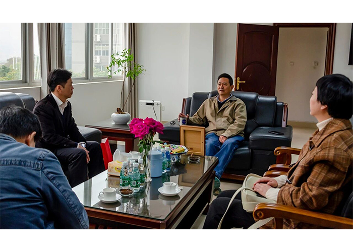 Líderes de la Federación de Chinos Retornados del Extranjero del Distrito de Xiangcheng visitan al Grupo Tecnológico del Este para expresar sus condolencias.