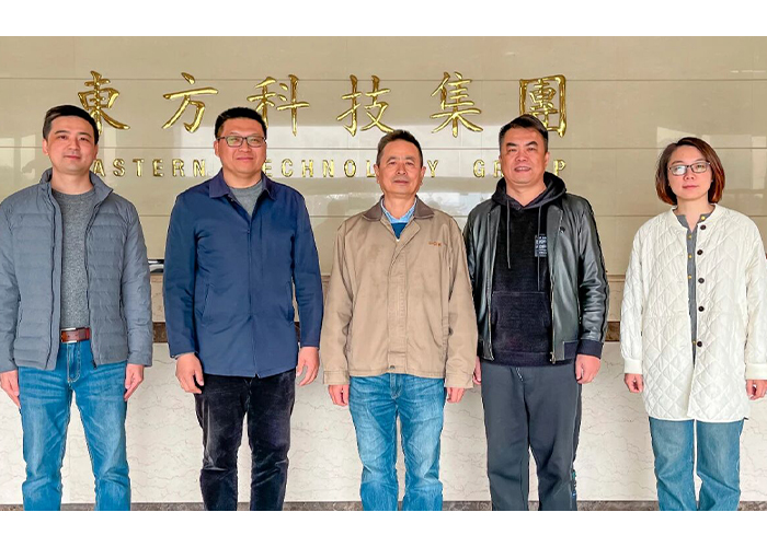 Distriktsviceguvernør og JinFengs økonomiske zonesekretær Zhou Zhiping besøger Eastern Technology Group med velsignelser fra forårsfestivalen Distriktsviceguvernør og JinFengs økonomiske zonesekretær Zhou Zhiping besøger Eastern Technology Group med velsignelser fra forårsfestivalen