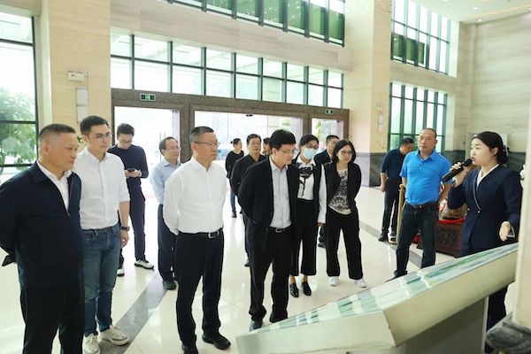 Il vicepresidente della provincia del Guangdong del CCPPC di Zhongshan e la sua delegazione hanno visitato il gruppo Frog Prince per un'ispezione e uno scambio