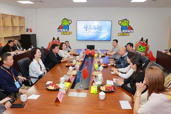 Компания Жуйчэн Предприятие приехала в группу Лягушка Принц, чтобы посетить и обменяться опытом.