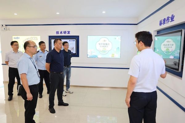 Делегация муниципального управления по надзору за рынком Чжанчжоу посетила группу Лягушка Принц с визитом и расследованием.