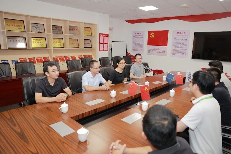 Бюро промышленности и информационных технологий города Чжанчжоу посещает группу Лягушка Принц для проведения исследований