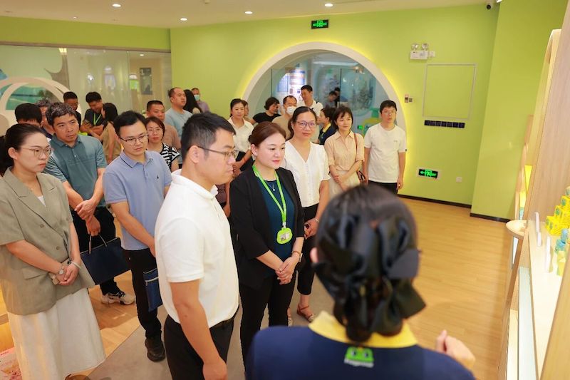 Профессиональные кадры города Чжанчжоу связываются с частными предприятиями и входят в корпоративную биржевую деятельность в рамках группы Лягушка Принц Группа.