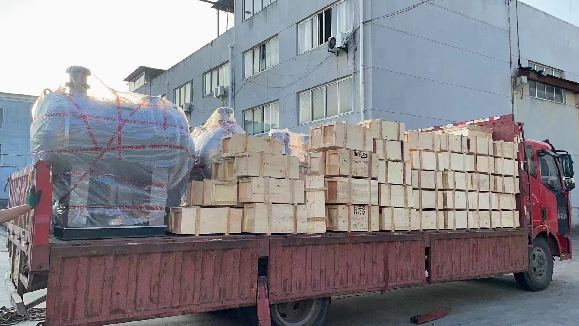 Embalaje de cajas de madera seguro y sostenible para nuestras bombas de agua