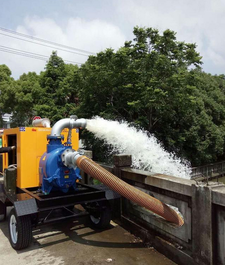 Trailer-mounted dewatering pumps