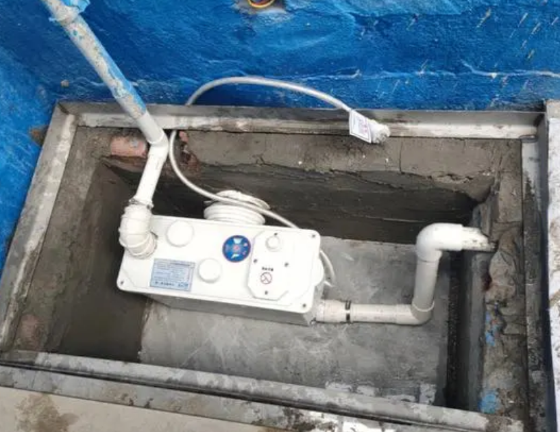 Sewage lifting pump installation method