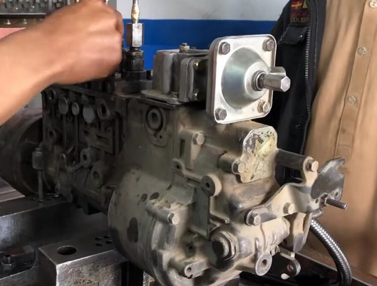 Diesel engine water pump mechanical seal replacement