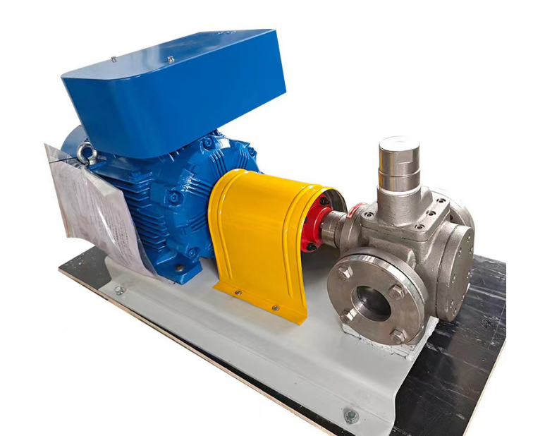 Low viscosity gear oil pump for efficient delivery