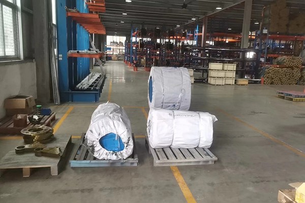 How to extend the service life of skirts and partitions of large-angle conveyor belts