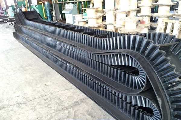 Which is better, a skirt conveyor belt or a patterned conveyor belt?