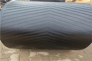 Convex herringbone conveyor belt