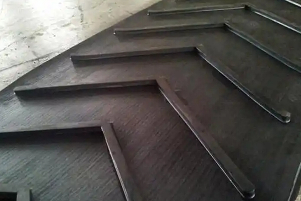 How should the anti-skid pattern conveyor belt be maintained?